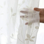 Voilage translucide avec motif floral brodé, parfait pour ajouter une touche d'élégance et de délicatesse à votre intérieur. Sa transparence permet d'apporter une lumière douce à votre pièce tout en préservant votre intimité. Idéal pour une ambiance chaleureuse et accueillante. Disponible dans différentes dimensions pour s'adapter à toutes vos fenêtres.