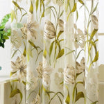 Rideau floral transparent avec motifs de grandes fleurs beige et feuillage vert, idéal pour ajouter une touche élégante et naturelle à votre intérieur. Parfait pour le salon, la chambre ou toute pièce nécessitant une décoration lumineuse et raffinée. 스타일을 증강할 수 있습니다.