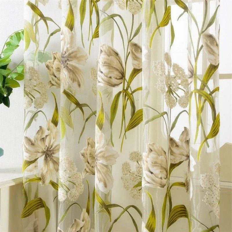 Rideau floral transparent avec motifs de grandes fleurs beige et feuillage vert, idéal pour ajouter une touche élégante et naturelle à votre intérieur. Parfait pour le salon, la chambre ou toute pièce nécessitant une décoration lumineuse et raffinée. 스타일을 증강할 수 있습니다.
