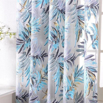 Rideau décoratif à motifs exotiques, idéal pour ajouter une touche tropicale à votre intérieur. Ce rideau coloré, avec des nuances de bleu et de gris, permet d'apporter élégance et lumière à votre salon, chambre ou bureau. Parfait pour les amateurs de décoration moderne et de style nature. Transformez votre espace en un havre de paix grâce à ce rideau tendance.