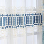 Rideau décoratif avec motifs brodés bleus et blancs, idéal pour habiller élégamment les fenêtres et apporter une touche design à votre intérieur. Parfait pour les salons, chambres ou espaces de détente, ce rideau ajoute une ambiance raffinée et moderne à votre décoration.