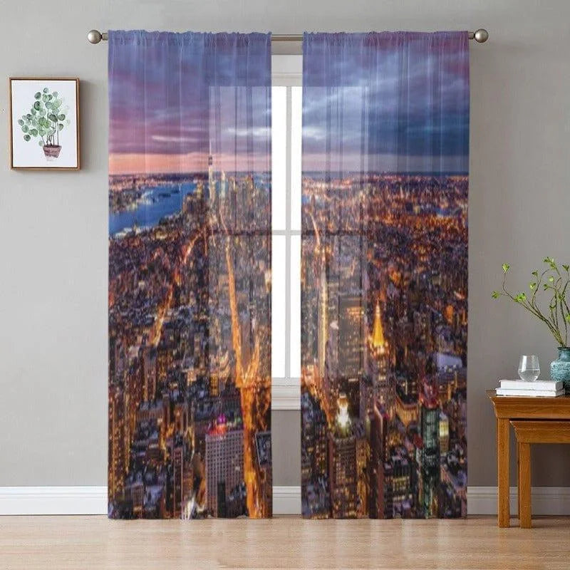 Rideau décoratif avec vue panoramique sur une grande ville illuminée la nuit, idéal pour donner une touche urbaine et moderne à votre intérieur. Parfait pour les salons ou chambres, ce rideau impressionne par son design évocateur de gratte-ciels et de lumières citadines, créant une ambiance chaleureuse et élégante. Accessoire de décoration captivant pour ceux cherchant à ajouter du caractère et un style unique à leur pièce.