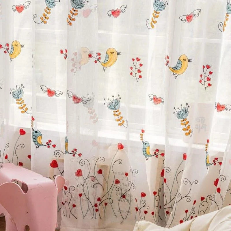 Rideau décoratif pour enfants avec motifs colorés d'oiseaux et de cœurs. Idéal pour apporter une touche ludique et joyeuse à la chambre des petits. Parfait pour un environnement accueillant et harmonieux.