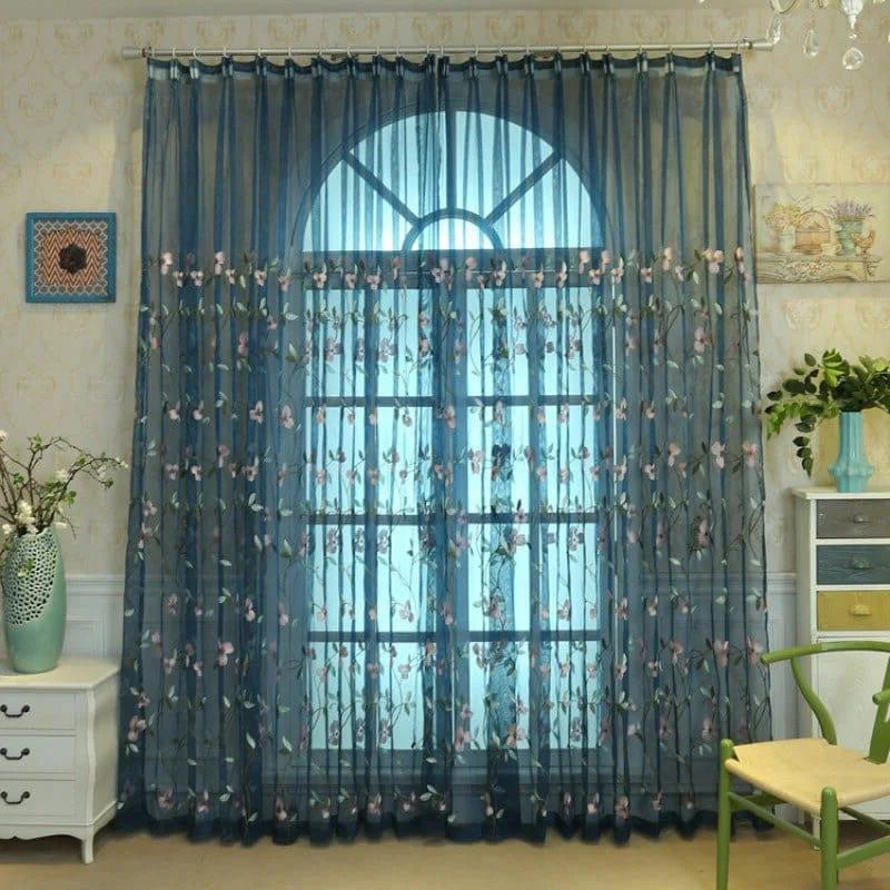 Rideaux élégants à motif floral pour salon, ajoutant une touche de sophistication avec des teintes bleues. Idéal pour un intérieur moderne et lumineux, ces rideaux translucides offrent une ambiance paisible tout en préservant l'intimité. Accessoire parfait pour sublimer vos fenêtres avec style.