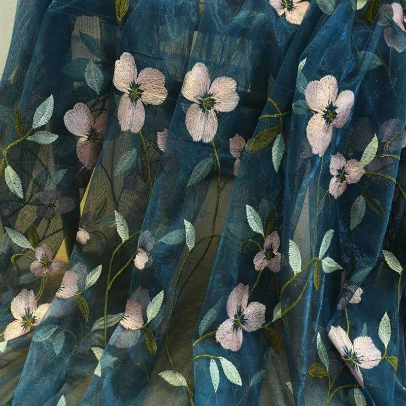 Voilage floral bleu avec motifs fleuris roses, idéal pour décorer votre intérieur avec élégance et sophistication. Ce rideau design ajoute une touche de nature et de fraîcheur à votre maison, tout en laissant passer la lumière. Parfait pour un salon ou une chambre moderne.