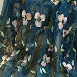 Voilage floral bleu avec motifs fleuris roses, idéal pour décorer votre intérieur avec élégance et sophistication. Ce rideau design ajoute une touche de nature et de fraîcheur à votre maison, tout en laissant passer la lumière. Parfait pour un salon ou une chambre moderne.