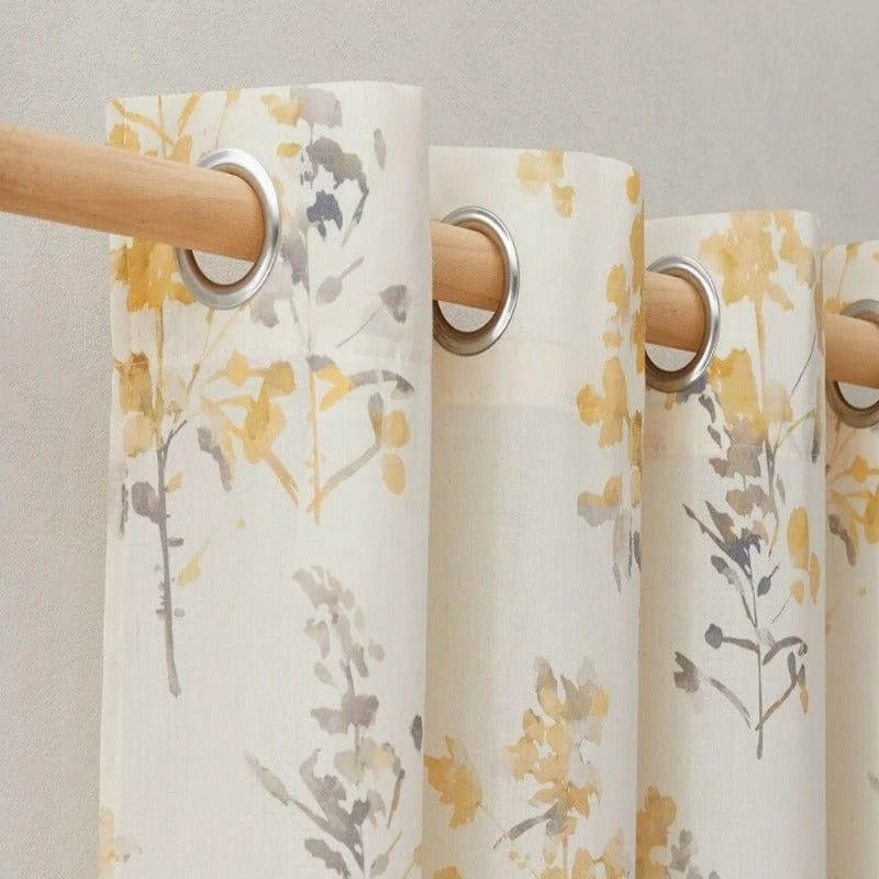 Rideau moderne à imprimé floral jaune et gris pour un décor intérieur élégant. Ce rideau à œillets facilite l'installation sur tringle et s'intègre parfaitement dans un salon, une chambre ou un bureau. Style raffiné pour habiller vos fenêtres et filtrer la lumière chaleureusement.