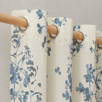 Rideau imprimé floral bleu et blanc, œillets en métal, idéal pour un salon élégant et lumineux. Ajouter du style à votre intérieur avec ce rideau moderne au motif délicat. Parfait pour filtrer la lumière tout en embellissant votre pièce.
