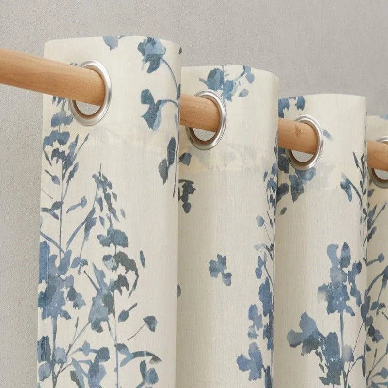 Rideau imprimé floral bleu et blanc, œillets en métal, idéal pour un salon élégant et lumineux. Ajouter du style à votre intérieur avec ce rideau moderne au motif délicat. Parfait pour filtrer la lumière tout en embellissant votre pièce.