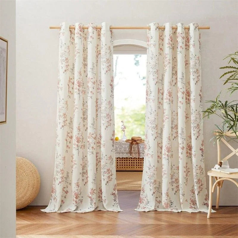 Rideaux élégants à motifs floraux roses, idéal pour apporter une touche romantique et lumineuse à votre salon. Ces rideaux offrent une esthétique sophistiquée, parfaite pour créer une ambiance chaleureuse et accueillante dans votre intérieur. Adaptés pour les grandes fenêtres, ils ajoutent une note décorative tout en préservant l’intimité de la pièce.