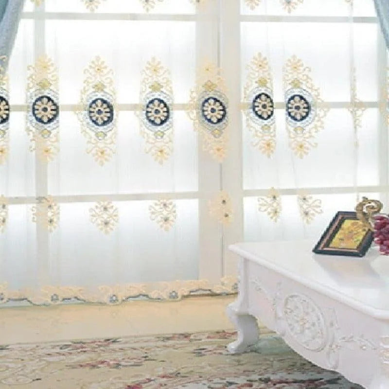 Rideaux élégants avec motifs floraux, parfaits pour rehausser la décoration intérieure d'un salon. Ils permettent une entrée de lumière naturelle tout en préservant l'intimité. Idéal pour créer une atmosphère raffinée et chaleureuse.