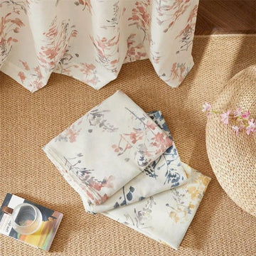 Rideaux décoratifs avec motif floral élégant et moderne, parfaits pour sublimer votre intérieur. Leur design délicat apporte une touche de sophistication et de naturel à votre espace de vie. Idéal pour ajouter une note de fraîcheur printanière à n'importe quelle pièce. Ces rideaux conviennent à divers styles de décoration, du contemporain au plus classique. Décorez votre salon ou chambre avec ce charmant détail floral pour une ambiance apaisante et accueillante.