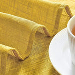 Nappe jaune moutarde élégante pour table à manger, idéale pour ajouter une touche de couleur raffinée à votre décoration intérieure, parfaite pour les repas entre amis ou en famille, associée à un élégant service à thé.