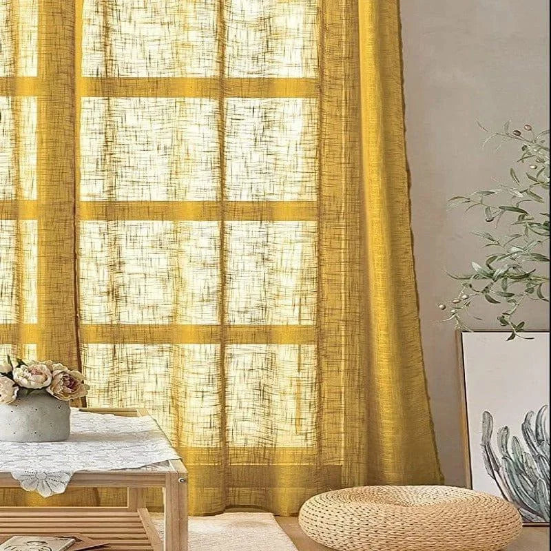 Rideau jaune lumineux apportant une touche de chaleur à une pièce. Idéal pour l'intérieur, ce rideau offre une ambiance chaleureuse tout en filtrant la lumière du soleil. Parfait pour décorer votre salon ou chambre, ajoutant une élégance naturelle à votre espace de vie.