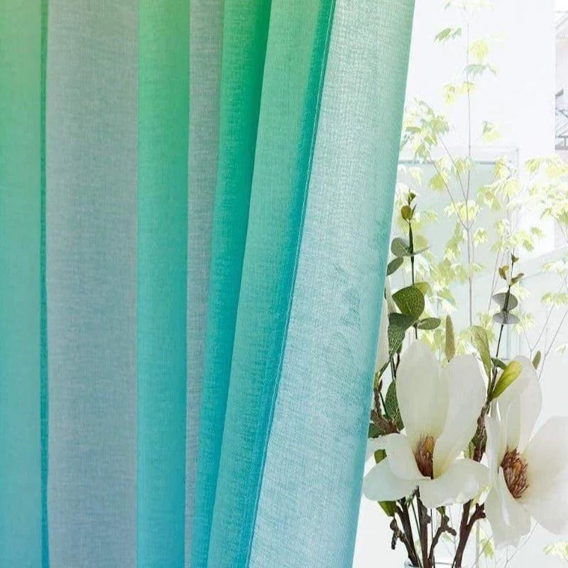 Rideau turquoise élégant et moderne, parfait pour ajouter une touche de fraîcheur à votre intérieur. Laissez entrer la lumière tout en préservant votre intimité avec ce rideau coloré. Idéal pour le salon, la chambre ou toute autre pièce de la maison, ce rideau se combine harmonieusement avec des éléments de décor naturels.