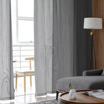 Rideaux élégants gris avec motif subtil pour salon moderne, laissant passer la lumière naturelle tout en préservant l'intimité. Ajoutez une touche contemporaine à votre intérieur grâce à ces rideaux sophistiqués, parfaitement adaptés à un décor minimaliste. Idéal pour créer une ambiance chaleureuse et accueillante dans votre maison.