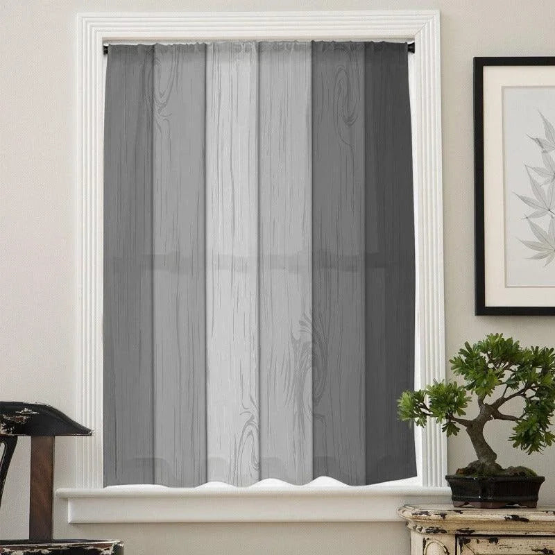 Rideau gris avec motif de bois, idéal pour apporter une touche moderne à votre intérieur. Ce rideau décoratif s'intègre parfaitement dans un salon ou une chambre, ajoutant une ambiance douce et élégante. Disponible en différentes tailles pour s'adapter à votre fenêtre. Facile à installer et à entretenir.