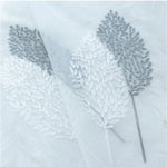 Voilage décoratif avec motif de feuilles élégantes dans des tons de blanc et gris, idéal pour ajouter une touche moderne et naturelle à votre intérieur. Parfait pour les salons ou chambres, ce rideau offre à la fois esthétisme et intimité. Transformez votre espace avec ce design raffiné et subtil.