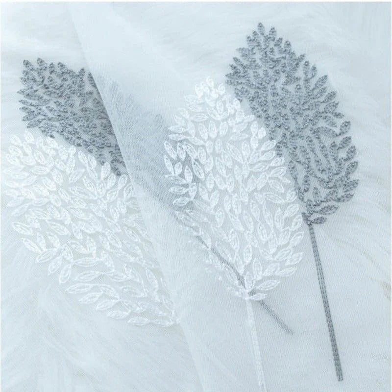 Voilage décoratif avec motif de feuilles élégantes dans des tons de blanc et gris, idéal pour ajouter une touche moderne et naturelle à votre intérieur. Parfait pour les salons ou chambres, ce rideau offre à la fois esthétisme et intimité. Transformez votre espace avec ce design raffiné et subtil.