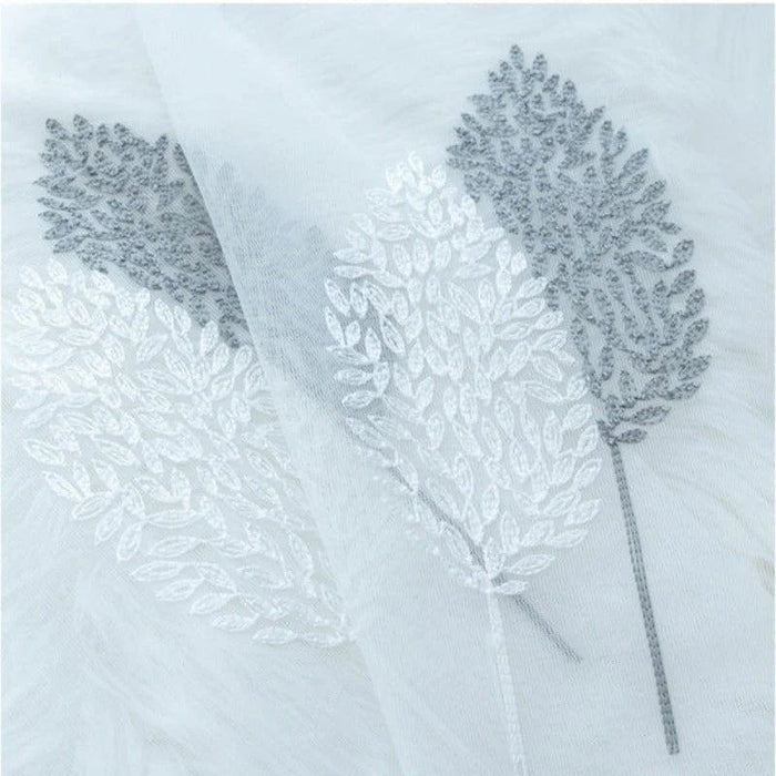Voilage décoratif avec motif de feuilles élégantes dans des tons de blanc et gris, idéal pour ajouter une touche moderne et naturelle à votre intérieur. Parfait pour les salons ou chambres, ce rideau offre à la fois esthétisme et intimité. Transformez votre espace avec ce design raffiné et subtil.