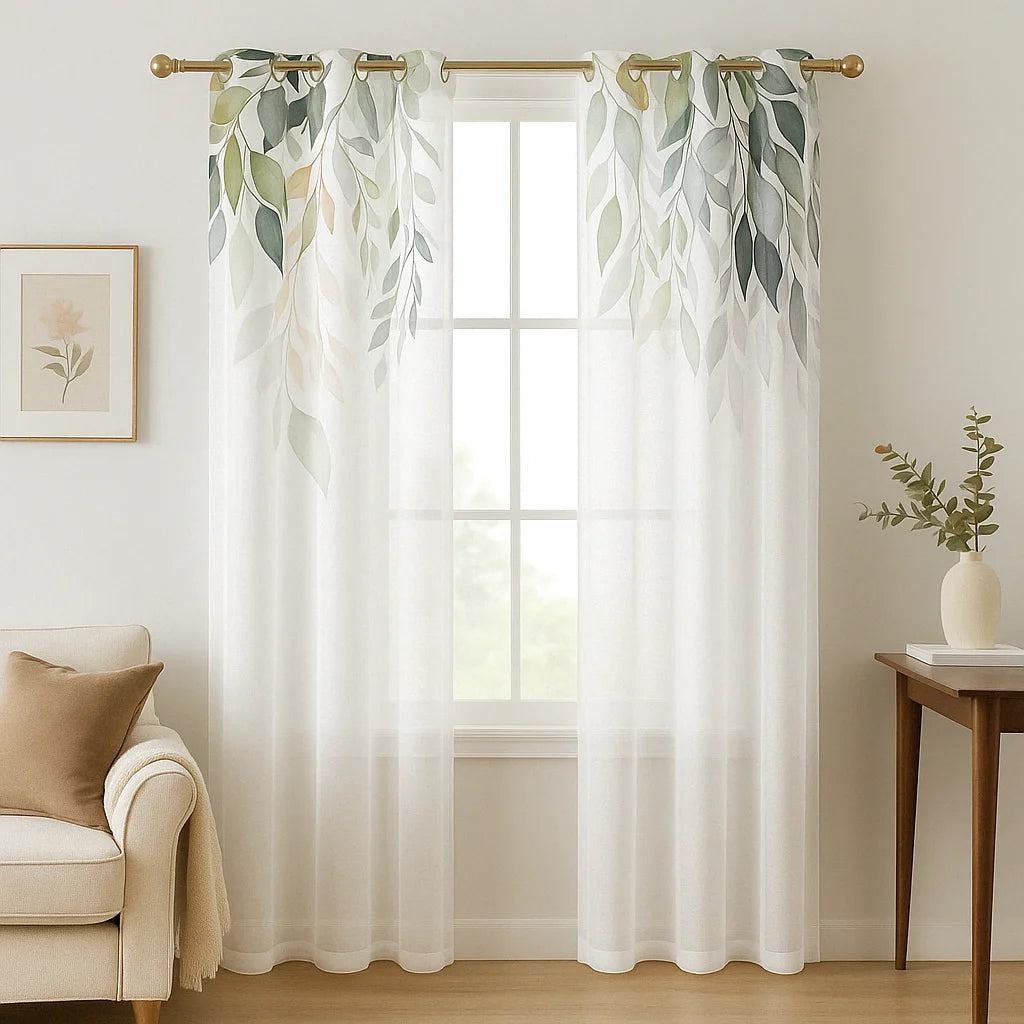 Voilage blanc orné de motifs feuillus verts suspendu dans un salon lumineux, avec canapé beige et table en bois décorée d’un vase.