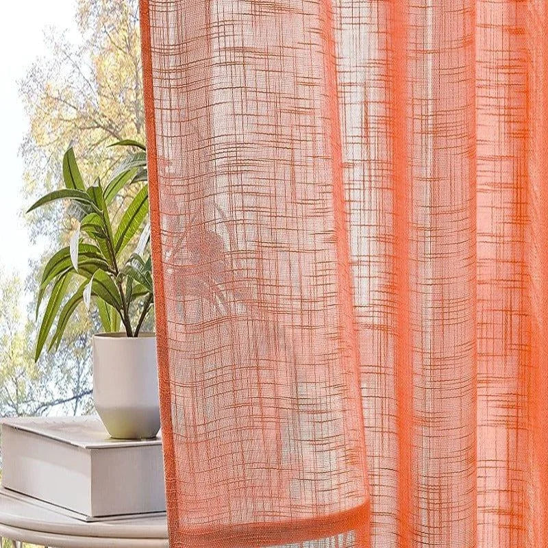 Voilage orange moderne pour décoration intérieure, apportant luminosité et élégance à votre salon ou chambre. Adapté pour créer une ambiance chaleureuse, ce rideau s'intègre parfaitement à tout type d'intérieur. Idéal pour filtrer la lumière naturelle tout en préservant l'intimité.