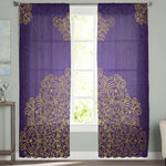 Rideaux élégants violet avec motifs dorés décoratifs, parfaits pour ajouter une touche sophistiquée à votre intérieur. Ces rideaux embellissent le salon ou la chambre en procurant une ambiance chic et chaleureuse. Idéal pour un style moderne et raffiné, offrant une décoration unique et originale à votre espace de vie.