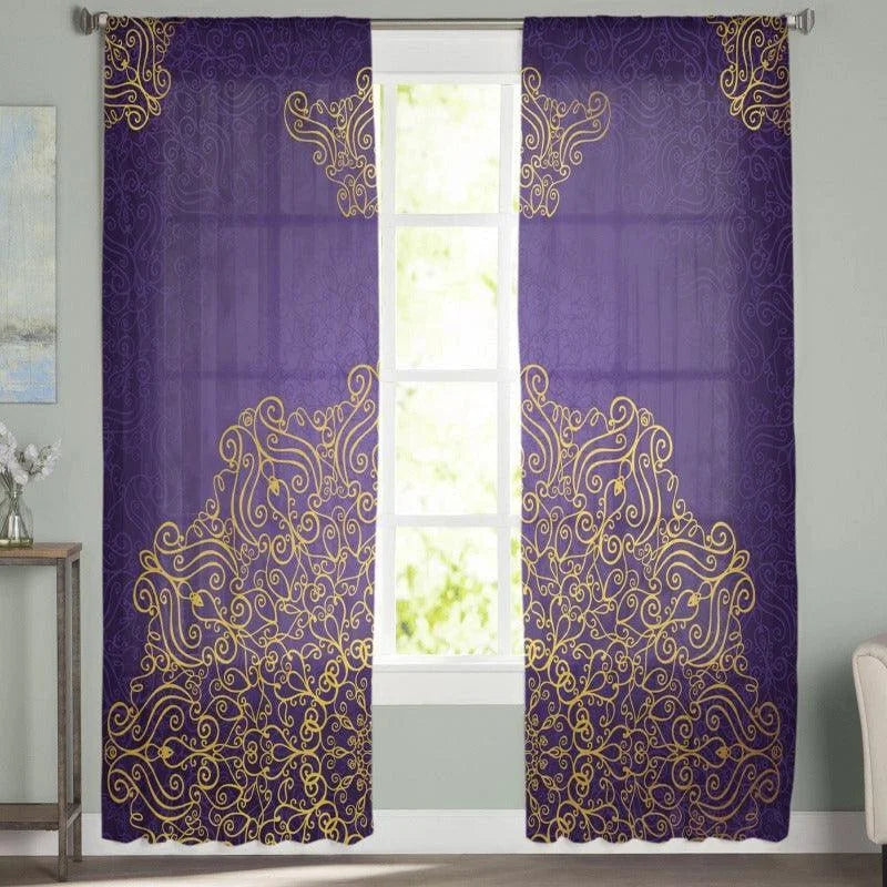 Rideaux élégants violet avec motifs dorés décoratifs, parfaits pour ajouter une touche sophistiquée à votre intérieur. Ces rideaux embellissent le salon ou la chambre en procurant une ambiance chic et chaleureuse. Idéal pour un style moderne et raffiné, offrant une décoration unique et originale à votre espace de vie.