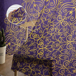 Rideau violet à motifs dorés, idéal pour ajouter une touche d'élégance et de sophistication à votre intérieur. Parfait pour décorer un salon, une chambre ou un espace de travail avec style. Ce rideau au design complexe et artistique crée une atmosphère chaleureuse et accueillante, tout en offrant une décoration luxueuse.