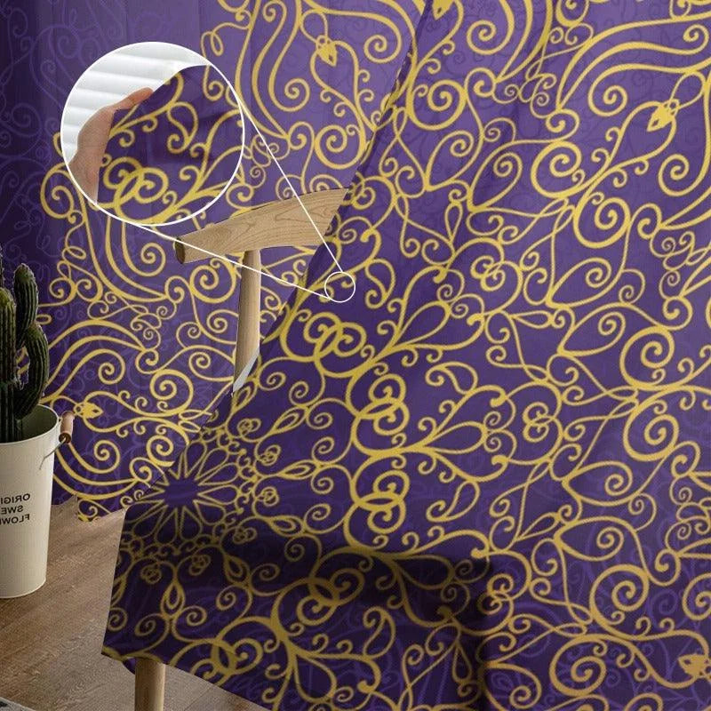 Rideau violet à motifs dorés, idéal pour ajouter une touche d'élégance et de sophistication à votre intérieur. Parfait pour décorer un salon, une chambre ou un espace de travail avec style. Ce rideau au design complexe et artistique crée une atmosphère chaleureuse et accueillante, tout en offrant une décoration luxueuse.