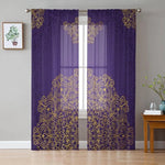 Rideaux élégants avec motifs dorés sur fond violet. Décoration de fenêtre raffinée pour ajout de style et de sophistication à votre intérieur. Idéal pour créer une ambiance chaleureuse et accueillante. Adoptez un design chic pour sublimer votre salon ou chambre à coucher.