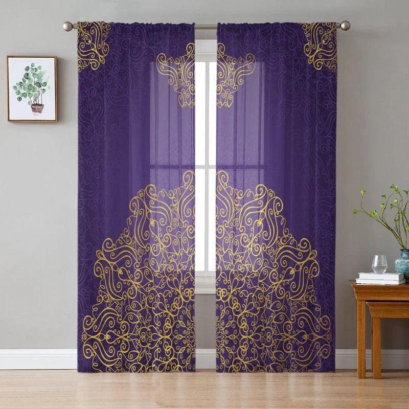 Rideaux élégants avec motifs dorés sur fond violet. Décoration de fenêtre raffinée pour ajout de style et de sophistication à votre intérieur. Idéal pour créer une ambiance chaleureuse et accueillante. Adoptez un design chic pour sublimer votre salon ou chambre à coucher.
