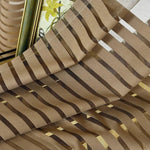 Rideau beige à rayures marron, design moderne pour décoration intérieure élégante. Accessoire de maison tendance, idéal pour filtrer la lumière dans le salon ou la chambre. Accent décoratif chic pour un style contemporain et chaleureux.
