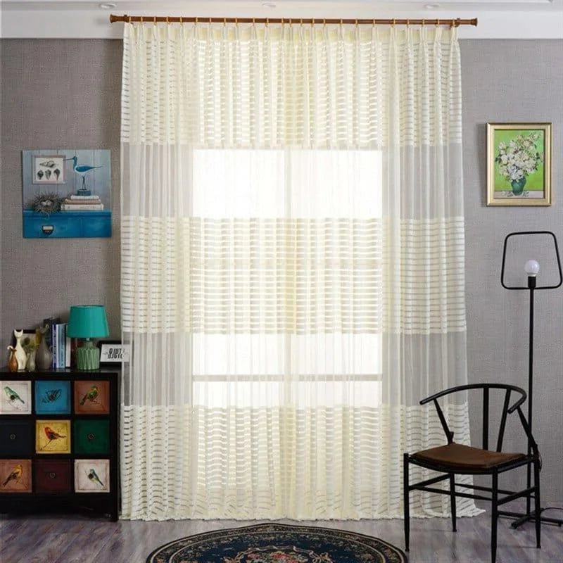 Découvrez ce rideau élégant à rayures blanches, parfait pour ajouter une touche de sophistication à votre salon. Ce modèle, avec son design moderne, laisse passer la lumière tout en préservant l'intimité de votre intérieur. Complétez votre décoration avec cet accessoire chic et intemporel qui s'harmonise aisément avec divers styles d'aménagement. Ideal pour rehausser l'esthétique de toute pièce de votre maison.