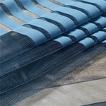 Stores alternés bleu et noir enroulés, idéals pour décoration intérieure, apportent une touche moderne et élégante à votre espace. Solution polyvalente pour gérer la luminosité tout en ajoutant du style à vos fenêtres. Faciles à installer, parfaits pour salon, chambre ou bureau.