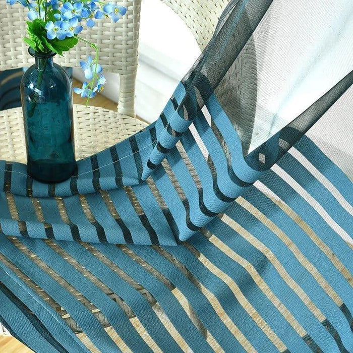 Voilage à rayures bleues et noires, idéal pour apporter une touche d'élégance moderne à votre intérieur. Parfait pour filtrer la lumière naturelle tout en préservant l'intimité. Accessoire décoratif pour salons et chambres à coucher. Combine style et fonctionnalité pour sublimer vos fenêtres.