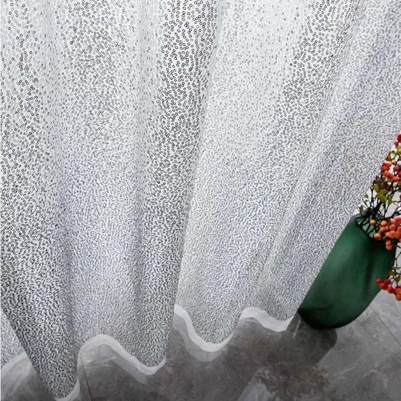 Rideau moderne blanc avec motif géométrique en noir, idéal pour ajouter une touche élégante à votre intérieur. Ce rideau décoratif apporte luminosité et style à n'importe quelle pièce. Parfait pour le salon, la chambre ou la salle à manger. Accessoire de décoration indispensable pour un intérieur contemporain.