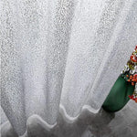 Rideau moderne blanc avec motif géométrique en noir, idéal pour ajouter une touche élégante à votre intérieur. Ce rideau décoratif apporte luminosité et style à n'importe quelle pièce. Parfait pour le salon, la chambre ou la salle à manger. Accessoire de décoration indispensable pour un intérieur contemporain.