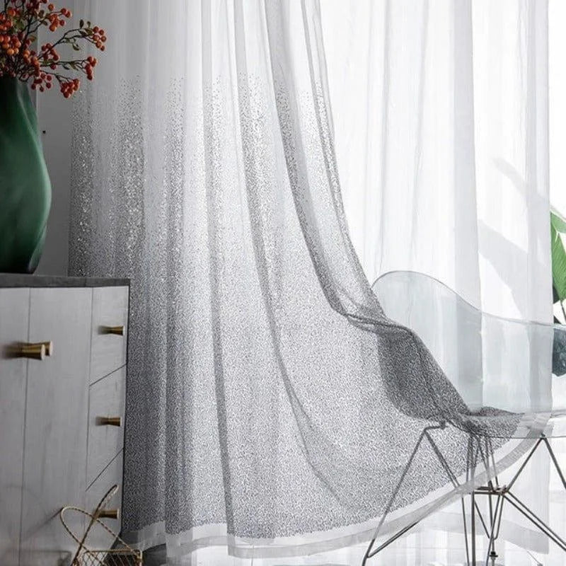 Voilage élégant blanc avec motifs décoratifs, offrant une ambiance lumineuse et moderne à n'importe quelle pièce. Idéal pour le salon ou la chambre, ce rideau transparent doux assure intimité et style tout en laissant entrer la lumière naturelle. Accessoire parfait pour une décoration intérieure rafraîchissante.