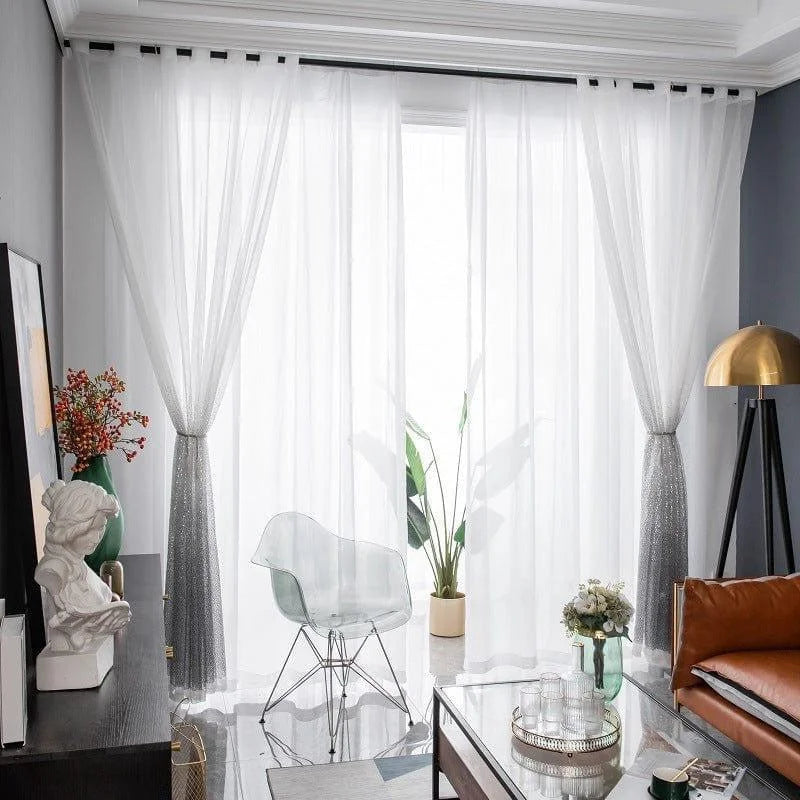 Rideau de salon moderne transparent et élégant, idéal pour illuminer une pièce tout en préservant l'intimité. Son design épuré s'intègre parfaitement dans un intérieur contemporain, offrant une touche de sophistication et de légèreté. Parfait pour les grandes baies vitrées, il rehausse la décoration intérieure tout en laissant passer la lumière naturelle.