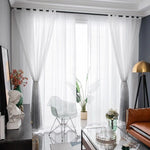 Rideau de salon moderne transparent et élégant, idéal pour illuminer une pièce tout en préservant l'intimité. Son design épuré s'intègre parfaitement dans un intérieur contemporain, offrant une touche de sophistication et de légèreté. Parfait pour les grandes baies vitrées, il rehausse la décoration intérieure tout en laissant passer la lumière naturelle.