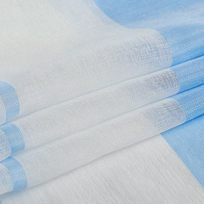 Tissu blanc et bleu ciel pour décoration intérieure, idéal pour des rideaux élégants, design moderne et lumineux, parfait pour créer une ambiance douce et aérée dans votre maison. Textile polyvalent pour salon, chambre ou espace bureau.