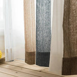 Rideaux modernes multicolores suspendus élégamment, idéal pour la décoration intérieure, apportant lumière et chaleur à votre espace de vie. Design contemporain parfait pour le salon, la chambre ou le bureau.