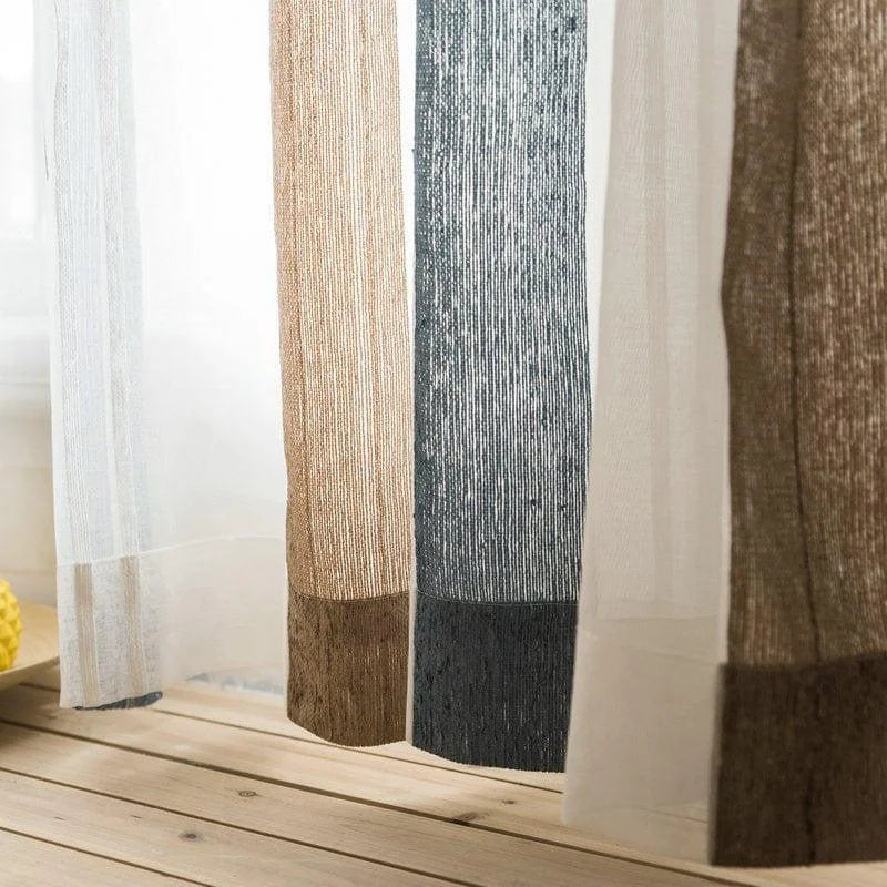 Rideaux modernes multicolores suspendus élégamment, idéal pour la décoration intérieure, apportant lumière et chaleur à votre espace de vie. Design contemporain parfait pour le salon, la chambre ou le bureau.