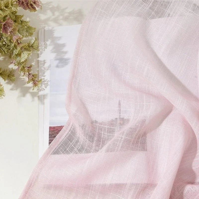 Voilage rose transparent dans un intérieur élégant, décoré avec des plantes naturelles. Idéal pour ajouter une touche de douceur et de luminance à votre pièce, tout en conservant un style moderne et épuré. Parfait pour ceux qui recherchent des éléments décoratifs subtils et raffinés.