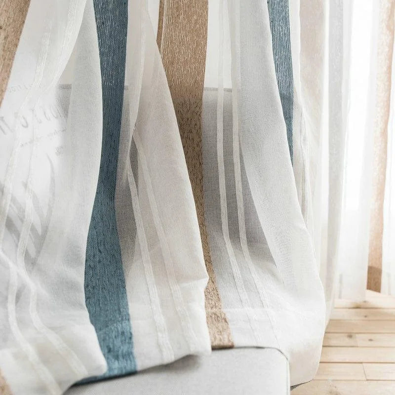 Rideau design moderne avec motifs rayés multicolores, idéal pour la décoration intérieure. Parfait pour habiller vos fenêtres avec élégance et légèreté, tout en permettant une diffusion douce de la lumière naturelle. Convient à toutes les pièces de la maison, offrant une touche de style contemporain.