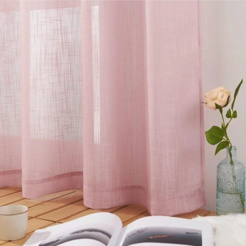 Voilage décoratif rose pastel pour salle de séjour ou chambre à coucher, offrant une ambiance douce et élégante. Parfait pour tamiser la lumière tout en ajoutant une touche de couleur subtile à votre intérieur. Accessoirisé d'une rose en vase pour une décoration harmonieuse et apaisante.
