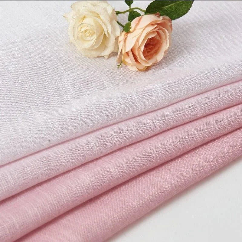 Tissu doux et léger en dégradé de rose et blanc, idéal pour des projets de couture élégants. Charmant design accompagné de roses délicates, parfait pour ajouter une touche de romantisme à votre intérieur. Découvrez notre collection de tissus aux couleurs pastel pour une ambiance apaisante et raffinée.