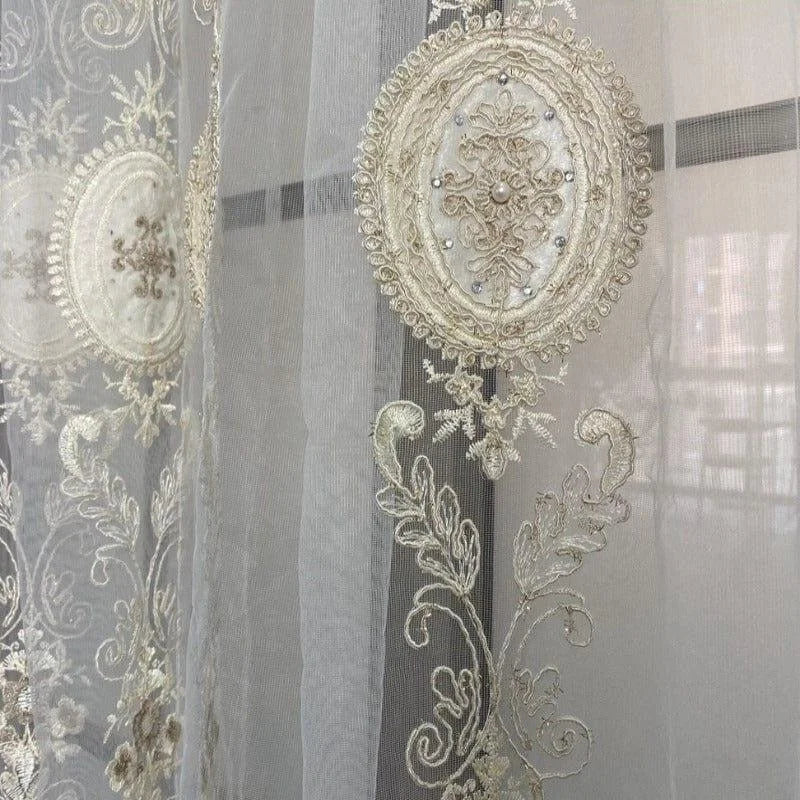 Rideaux élégants avec motifs floraux brodés, parfaits pour apporter une touche d'élégance à votre intérieur. Ces voilages délicats créent une ambiance chaleureuse et sophistiquée, transformant vos fenêtres en véritables œuvres d'art. Idéal pour le salon ou la chambre.