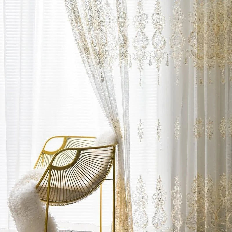 Rideaux élégants avec motifs délicats, design moderne parfait pour une décoration intérieure sophistiquée, assise contemporaine blanc et or ajoutant une touche de luxe à votre salon.